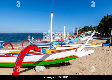 Traditionelle Jukung-Boote Am Sanur Beach, Bali, Indonesien. Stockfoto