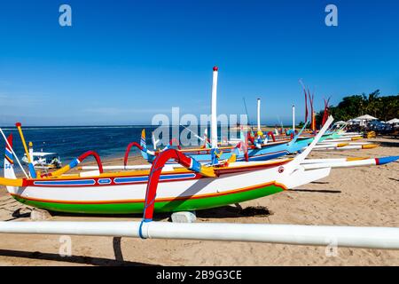 Traditionelle Jukung-Boote Am Sanur Beach, Bali, Indonesien. Stockfoto