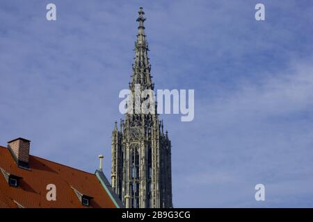 Minster von ulm mit Blick auf das historische Hausdach mit Kopierraum, gotischer Kirchturm des ulmer Doms in deutschland Stockfoto