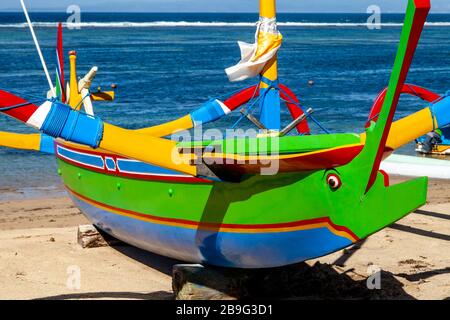 Ein traditionelles Segelboot aus Jukung am Strand von Sanur, Bali, Indonesien. Stockfoto