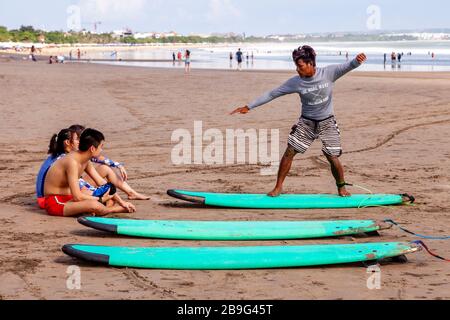 Surfunterricht Am Strand Von Seminyak, Seminyak, Bali, Indonesien. Stockfoto