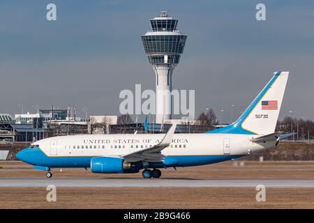 München, Deutschland - 15. Februar 2020: Flugzeug der US-amerikanischen Luftwaffe Boeing 737 am Münchner Flughafen (MUC) in Deutschland. Boeing ist ein Flugverrücker Stockfoto