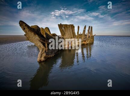 Ein Holz-Schiffswrack an der Sefton-Küste wird gelegentlich vom Sand bedeckt Stockfoto