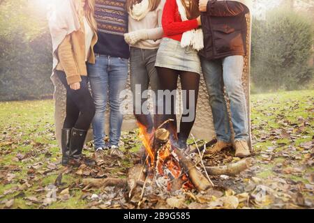 Teenager-Freunde genießen Lagerfeuer im Herbstpark Stockfoto