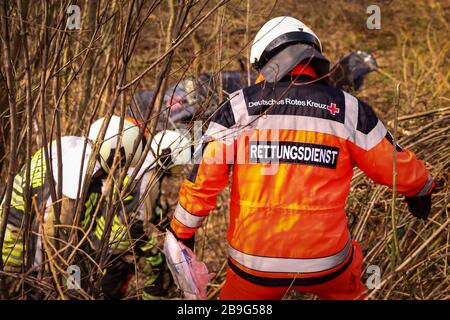 19. März 2020, Sachsen, Wilsdruff: Sanitäter des DRK mit Helm auf dem Weg zur Unfallstelle in unwegsamem Gelände. Foto: Tino Plunert / dpa-Zentralbild / ZB Stockfoto