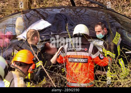 19. März 2020, Sachsen, Wilsdruff: Feuerwehr mit Gesichtsmaske steht mit Rettungsdienst bei Unfallfahrzeug Foto: Tino Plunert / dpa-Zentralbild / ZB Stockfoto