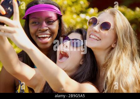 Fröhliches Mädchen im Teenager-Alter befreundet mit Sonnenbrille, die selfie mitnimmt Stockfoto