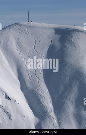 Skipisten auf sonnigen, schneebedeckten Bergabfahrten, Brixen, Südtirol, Italien Stockfoto