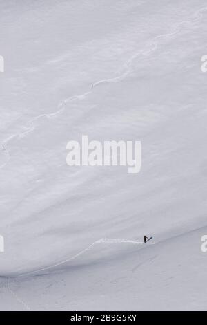Fernfahrer auf der steilen Bergskipiste, Brixen, Südtirol, Italien Stockfoto