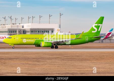 München, Deutschland - 15. Februar 2020: S7 Airlines Boeing 737 Flugzeug am Münchner Flughafen (MUC) in Deutschland. Boeing ist ein Flugzeughersteller mit Sitz in SE Stockfoto