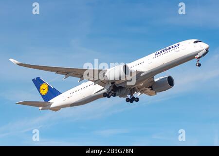 München, Deutschland - 15. Februar 2020: Lufthansa Airbus A350 Flugzeug am Münchner Flughafen (MUC) in Deutschland. Airbus ist ein Flugzeughersteller aus Toulou Stockfoto