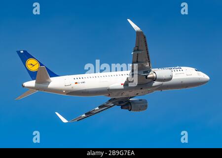 München - 15. Februar 2020: Lufthansa Airbus A320 Neo Flugzeug am Münchner Flughafen (MUC) in Deutschland. Airbus ist ein Flugzeughersteller von bis Stockfoto