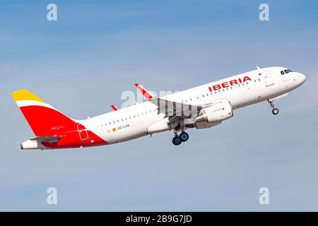 München, Deutschland - 15. Februar 2020: Airbus A320 Neo von Iberia Airlines am Flughafen München (MUC) in Deutschland. Airbus ist ein Flugzeughersteller f Stockfoto