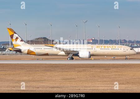 München, Deutschland - 15. Februar 2020: Etihad Airways Boeing 787 Flugzeug am Münchner Flughafen (MUC) in Deutschland. Boeing ist ein Flugzeughersteller mit Sitz in i Stockfoto