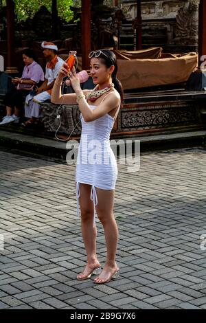 Ein asiatischer Tourist, der ein Foto im Ubud Palace, Ubud, Bali, Indonesien nimmt. Stockfoto