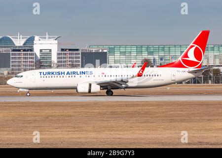 München, Deutschland - 15. Februar 2020: Flugzeug der türkischen Fluggesellschaft Boeing 737 am Flughafen München (MUC) in Deutschland. Boeing ist ein Flugzeughersteller mit Sitz Stockfoto