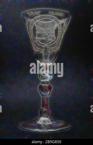 Becher mit Gravur Firmenschild aus Stadholder Willem V und VIVAT ORANIE, Wein Glas Glas trinken Besteck Geschirr halter Glas führen Glas, mit über ca. 5,0 cm Bruch mit kontinuierlichen Knacken und kleinen Chip. Auf solide Runde Knoten massive Reverse balustere runden festen Knoten mit zwei Reihen von eingeschlossenen Luftblasen Trichter Kelch geformt (DM 0,9 - 9,0 cm) mit auf der einen Seite das Wappen von Stadholder William V durch "Strumpfband" mit Text CHONI ANZUG umgeben. QUI: MAL. Y PENSE* und auf beiden Seiten orange - apple Niederlassungen über Text VIVAT ORANIUM radgravure Top der Kelch: Vivat Oranie h Stockfoto