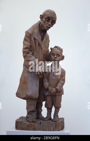 Holzskulptur "Blinder Mann mit einem Jungen" des deutschen Bildhauers Christoph Vol (1926) ausgestellt in der staatlichen Kunsthalle Karlsruhe (staatliche Kunstgalerie) in Karlsruhe, Baden-Württemberg, Deutschland. Stockfoto