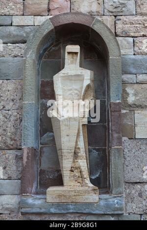 Statue des heiligen Georg (San Jorge), entworfen vom spanischen Bildhauer Josep Maria Subirachs vor dem Montserrat-Kloster (Monasterio de Montserrat) im Bergmassiv bei Barcelona, Katalonien, Spanien. Stockfoto