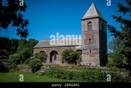 Die Kirche der Armen, aubrac Dorf, lozere, frankreich, alte Kirche mit blauem Himmel und Raum für Text. Stockfoto