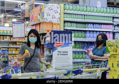 Quezon City, Philippinen. März 2020. Käufer, die Gesichtsmasken tragen, werden in einem Lebensmittelgeschäft in Quezon City, den Philippinen, am 24. März 2020 gesehen. Die Philippinen verzeichneten am Dienstag 90 neue COVID-19-Fälle, was die Gesamtzahl der Fälle im Land auf 552 brachte, so das Gesundheitsministerium des Landes (DOH). Credit: Rouelle Umali/Xinhua/Alamy Live News Stockfoto