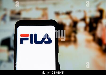 In dieser Abbildung wird ein Fila-Logo auf einem Smartphone angezeigt. Stockfoto