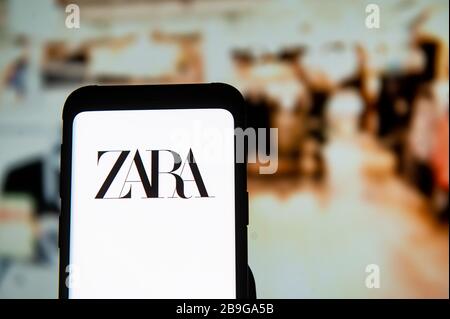 In dieser Abbildung wird ein Zara-Logo auf einem Smartphone angezeigt. Stockfoto