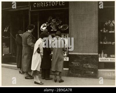 Schaufenster Christofle Paris. Anonyme. Vitrine du magasin Christofle, Paris. Photographie anonyme. Tirage au gélatino-bromure d'argent. 1930-1950. Paris, musée Carnavalet. Stockfoto