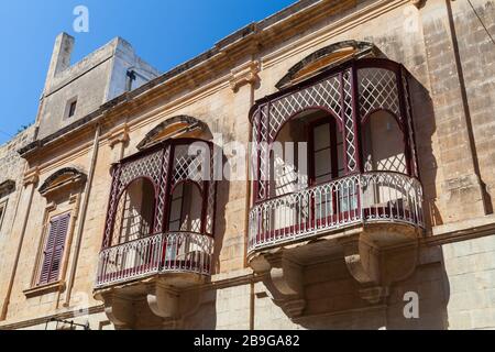 Alte Balkone von Mdina, befestigte Altstadt von Malta Island Stockfoto