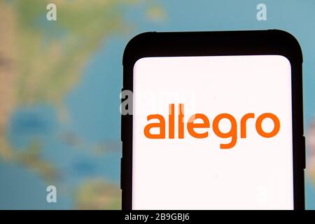 In dieser Abbildung wird ein Allegro-Logo auf einem Smartphone angezeigt. Stockfoto