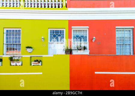 Orangefarbene und gelb leuchtend bemalte Häuser im Bo Kaap Distrikt in Kapstadt Südafrika Stockfoto