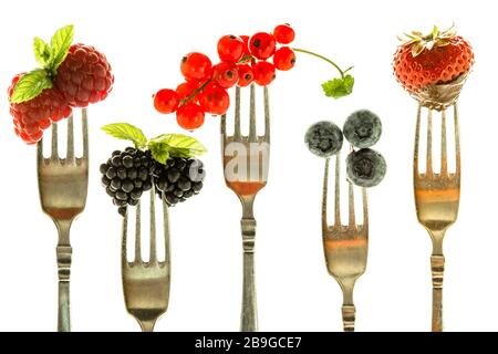 Verschiedene Beeren auf einer Gabel weiß isoliert Stockfoto