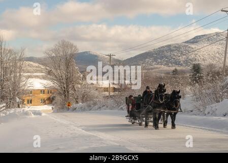 Winterschlittenfahrt an einem kalten sonnigen Nachmittag in Chittenden, VT Stockfoto