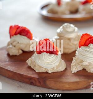 Der Prozess, Pavlova Dessert zu kreieren und das Meringue zu schmücken Stockfoto