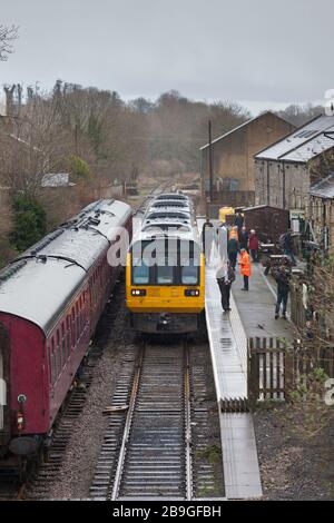 Die ehemalige Bahnklasse 142 der Northern Rail trainiert 142060 + 142028 bei Leyburn, Wensleydale Railway, die ihren ersten Lauf in der Erhaltung machte Stockfoto