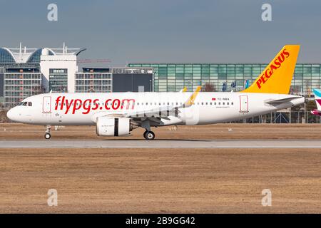 München, 15. Februar 2020: Pegasus Airlines Airbus A320 Neo Flugzeug am Münchner Flughafen (MUC) in Deutschland. Airbus ist ein Flugzeughersteller Stockfoto