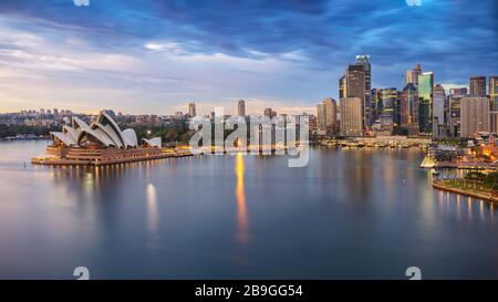 Sydney, Australien. Luftbild des Stadtbildes von Sydney, Australien bei Sonnenaufgang. Stockfoto