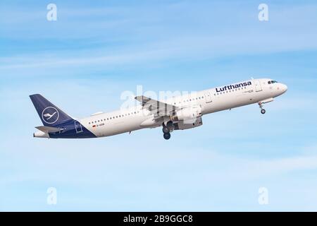 München, Deutschland - 15. Februar 2020: Lufthansa Airbus A321 Neo Airplane am Münchner Flughafen (MUC) in Deutschland. Airbus ist ein Flugzeughersteller von bis Stockfoto