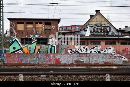 10. März 2020, Brandenburg, Potsdam: Die baufälligen Gebäude des ehemaligen Reichbahnausbesserungswerks in der Nähe des Hauptbahnhofs wurden mit Graffiti verschmiert. Foto: Soeren Stache / dpa-Zentralbild / ZB Stockfoto