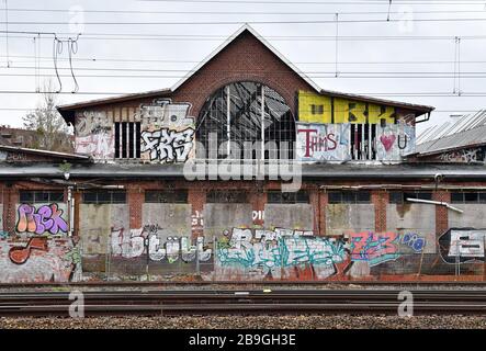 10. März 2020, Brandenburg, Potsdam: Die baufälligen Gebäude des ehemaligen Reichbahnausbesserungswerks in der Nähe des Hauptbahnhofs wurden mit Graffiti verschmiert. Foto: Soeren Stache / dpa-Zentralbild / ZB Stockfoto