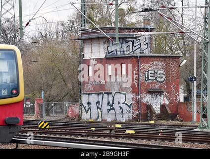 10. März 2020, Brandenburg, Potsdam: Eine S-Bahn passiert den mit Graffiti bedeckten ehemaligen Signalkasten in der Nähe des Hauptbahnhofs. Foto: Soeren Stache / dpa-Zentralbild / ZB Stockfoto