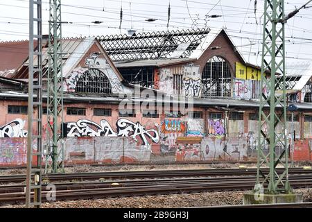 10. März 2020, Brandenburg, Potsdam: Die baufälligen Gebäude des ehemaligen Reichbahnausbesserungswerks in der Nähe des Hauptbahnhofs wurden mit Graffiti verschmiert. Foto: Soeren Stache / dpa-Zentralbild / ZB Stockfoto