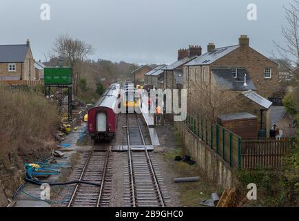 Die ehemalige Bahnklasse 142 der Northern Rail trainiert 142060 + 142028 bei Leyburn, Wensleydale Railway, die ihren ersten Lauf in der Erhaltung machte Stockfoto