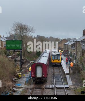 Die ehemalige Bahnklasse 142 der Northern Rail trainiert 142060 + 142028 bei Leyburn, Wensleydale Railway, die ihren ersten Lauf in der Erhaltung machte Stockfoto