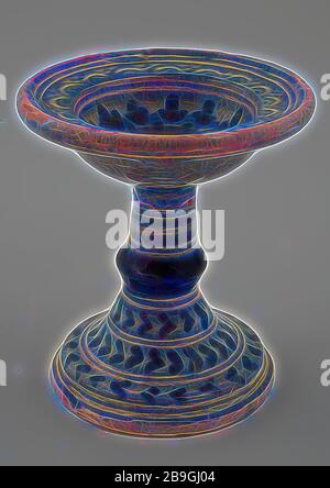 Blaues Salzfass auf Säule, Majolika, dekoriert mit Rosette, Salzfass Tafelgeschirr Halter Erde Entdeckung Keramik Steingut Glasur, handgedrehte gebackene glasierte frittierte Majolika-Salzfass. Einfarbiges blaues Gemälde in der oberen Rosette Knobbel in der Mitte der Säule. Hoher Fuß am Boden tief ausgedehnter Seelenarchäologie Rotterdam-Stadscentrum Stadsdriehoek Wijnstraat Geldersekade, die Salzwürdenahrung Bodentdeckung zwischen Wijnstraat und Geldersche Kai serviert Stockfoto