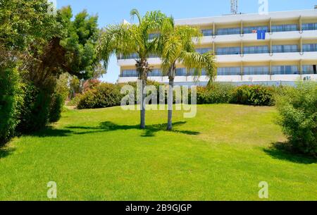 Hotelgarten in Paphos, einem Touristenort in Zypern Stockfoto