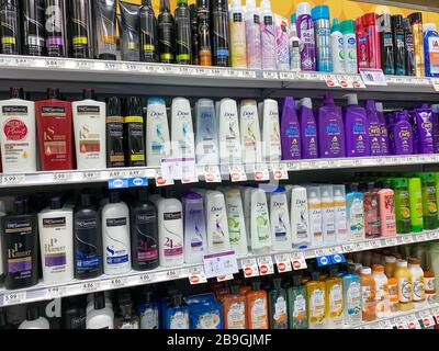 Orlando, FL/USA - 3/4/20: Shampoo und Conditioner im Gesundheits- und Schönheitsgang eines Puflix-Lebensmittelladens, das von den Konsumenten gekauft werden kann. Stockfoto
