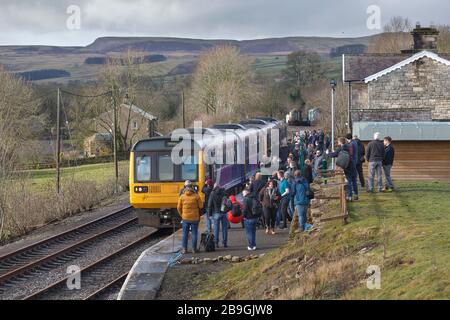 Die ehemaligen 142-Pacer-Züge der Northern Rail Klasse 142028 + 142060 in Redmire, Wensleydale Railway auf ihrem ersten Lauf in der Erhaltung Stockfoto