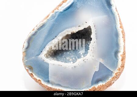 Blau gefärbte Geode außen sieht aus wie gewöhnliches Gestein in voller kleiner, winziger Kristalle Stockfoto