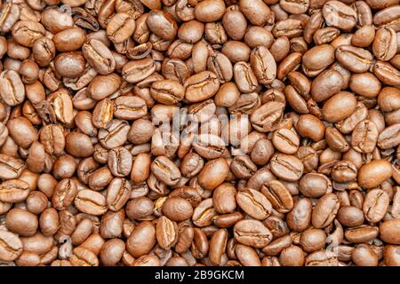 Kaffeebohnen geröstet dunkelbraune Samentextur oder Hintergrund Stockfoto